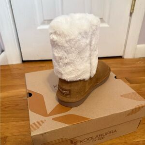 Koolaburra GIRLS UGG BOOTS! Size 2! BRAND NEW! Tan with fur.